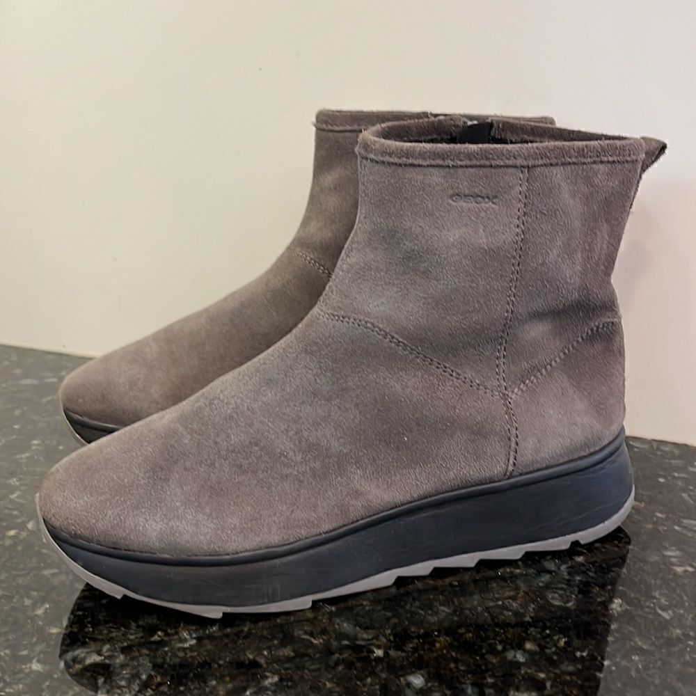 GEOX WOMEN'S SNEAKERS GRIS Ankle Side Zipper Boot. Size 36/6
